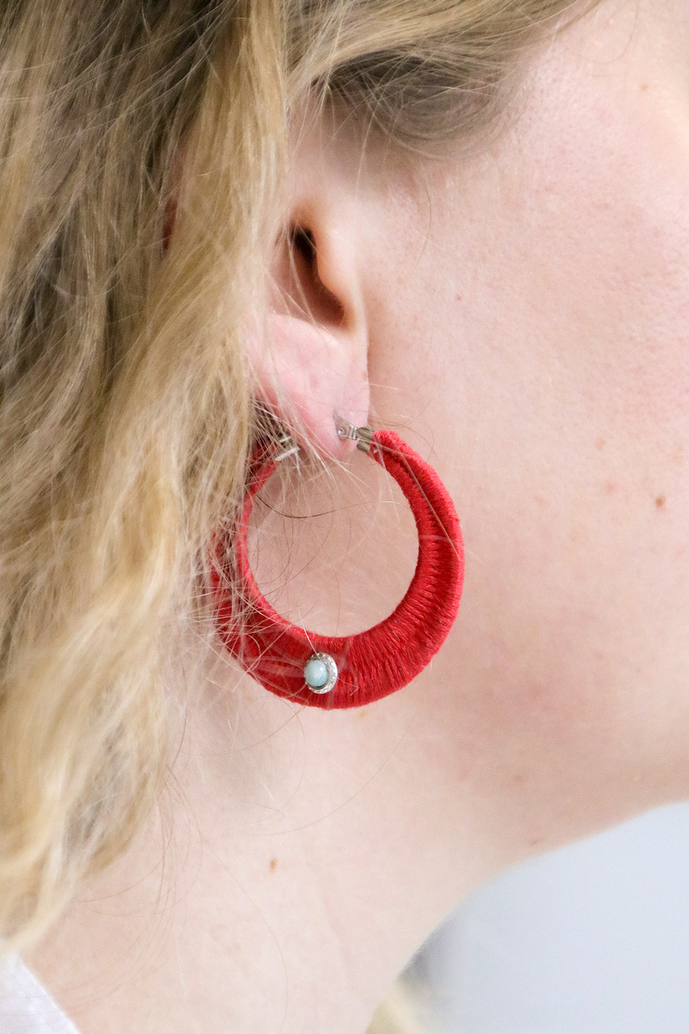 Esquema Criollos con hilo rojo trenzado y piedras preciosas Esquema Criollos con hilo rojo trenzado y piedras preciosas