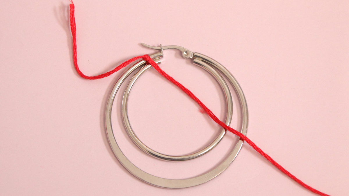 Criollos con hilo rojo trenzado y piedras preciosas : Paso 1 Criollos con hilo rojo trenzado y piedras preciosas : Paso 1