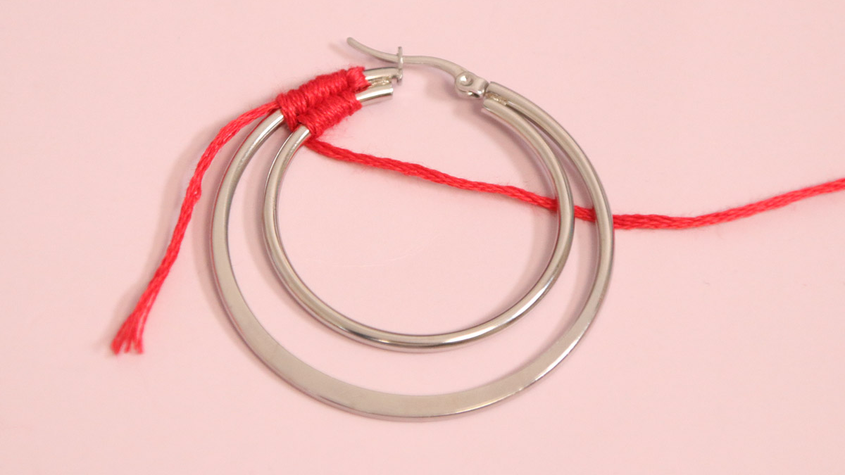 Criollos con hilo rojo trenzado y piedras preciosas : Paso 3 Criollos con hilo rojo trenzado y piedras preciosas : Paso 3