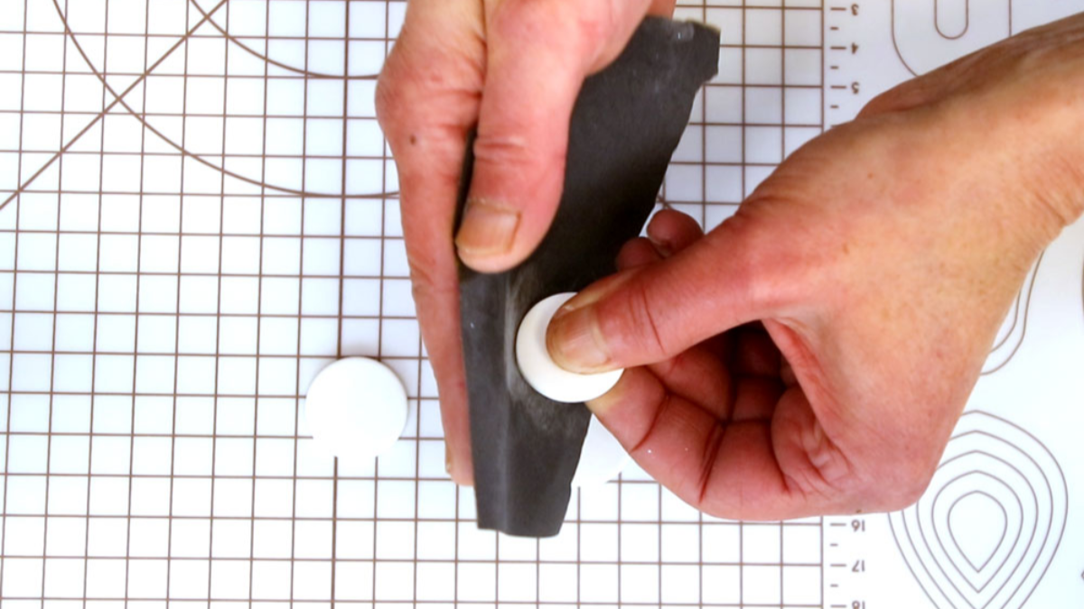 Pendientes de polímero y resina con flores secas de hortensia : Paso 4 Pendientes de polímero y resina con flores secas de hortensia : Paso 4