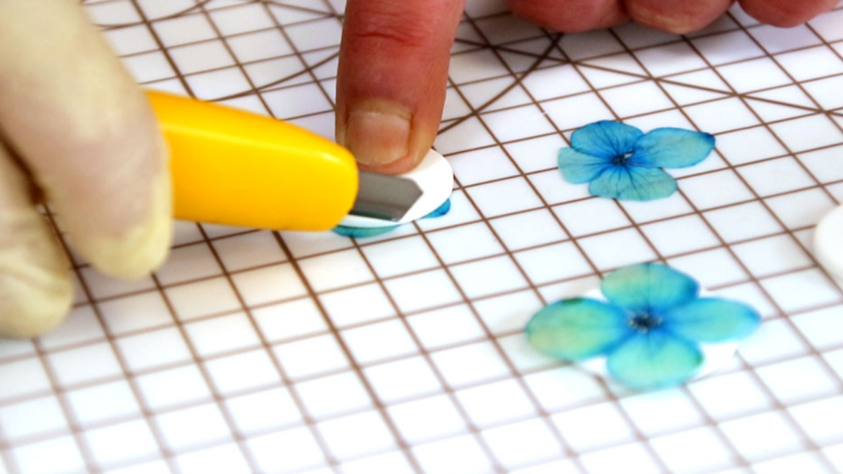 Pendientes de polímero y resina con flores secas de hortensia : Paso 6 Pendientes de polímero y resina con flores secas de hortensia : Paso 6