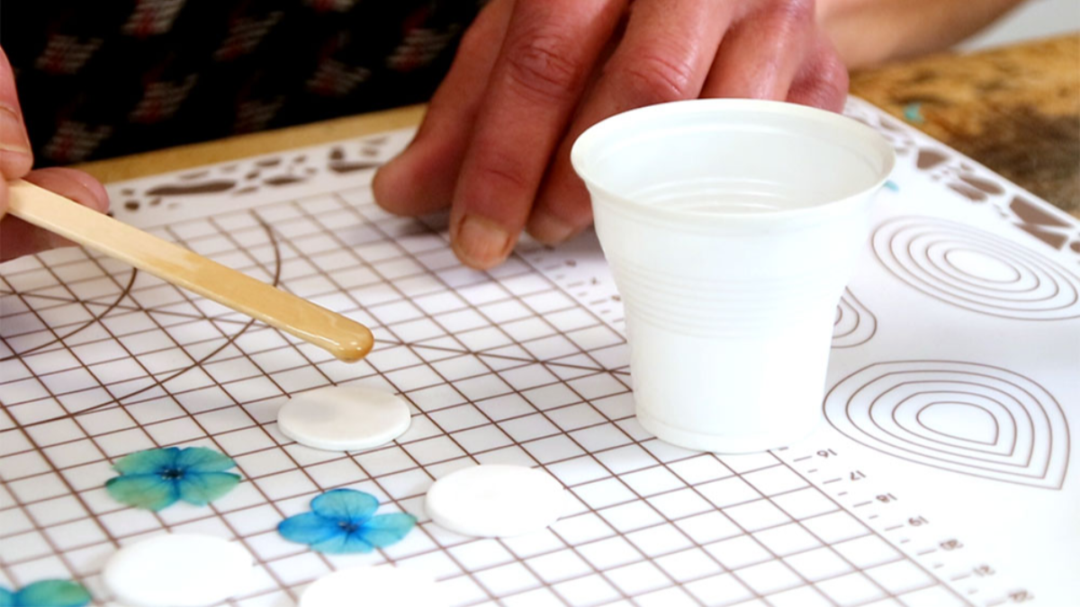 Pendientes de polímero y resina con flores secas de hortensia : Paso 7 Pendientes de polímero y resina con flores secas de hortensia : Paso 7