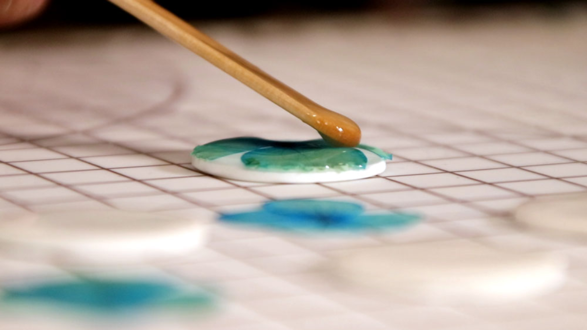 Pendientes de polímero y resina con flores secas de hortensia : Paso 8 Pendientes de polímero y resina con flores secas de hortensia : Paso 8