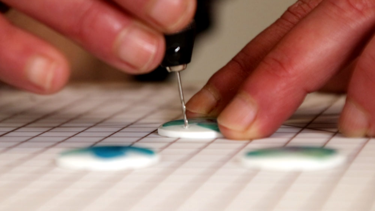Pendientes de polímero y resina con flores secas de hortensia : Paso 10 Pendientes de polímero y resina con flores secas de hortensia : Paso 10