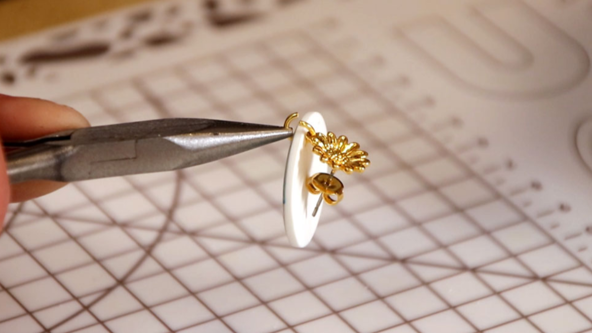 Pendientes de polímero y resina con flores secas de hortensia : Paso 11 Pendientes de polímero y resina con flores secas de hortensia : Paso 11