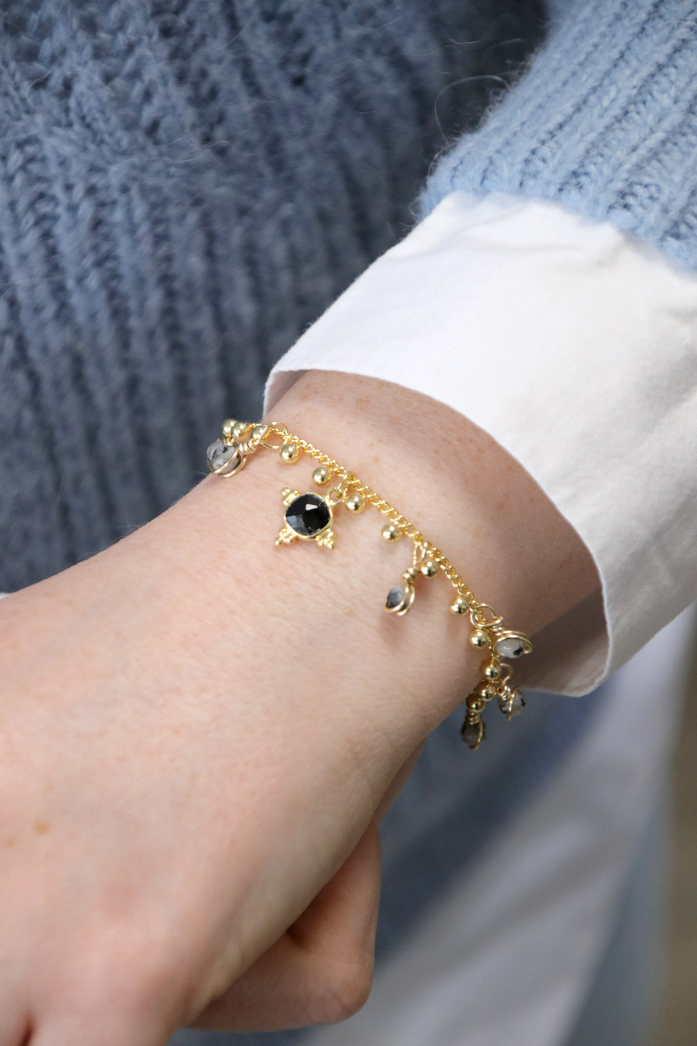 Esquema Pulsera de cadena dorada con abalorios Esquema Pulsera de cadena dorada con abalorios