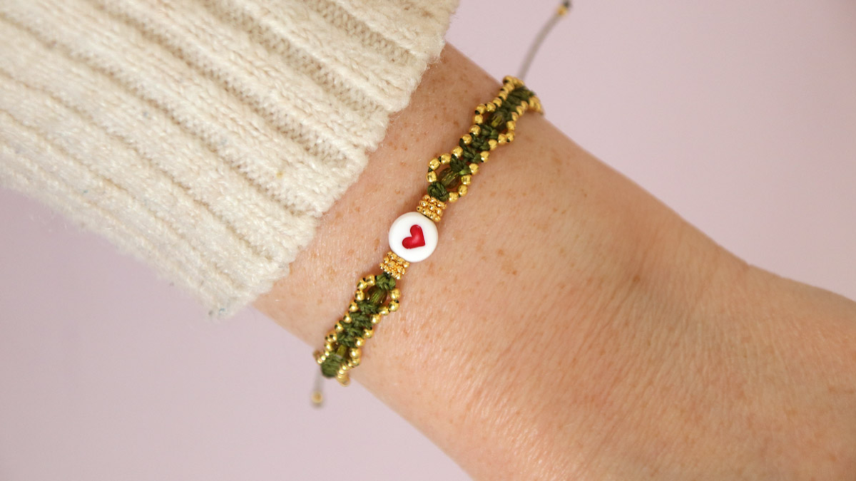 DIY Pequeña pulsera de micro macramé caqui con cuentas doradas