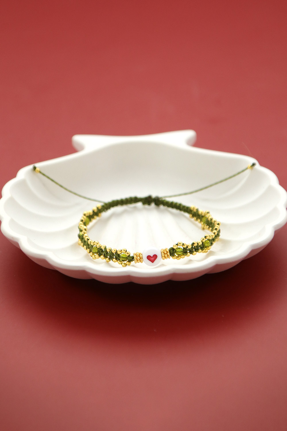 DIY Pequeña pulsera de micro macramé caqui con cuentas doradas