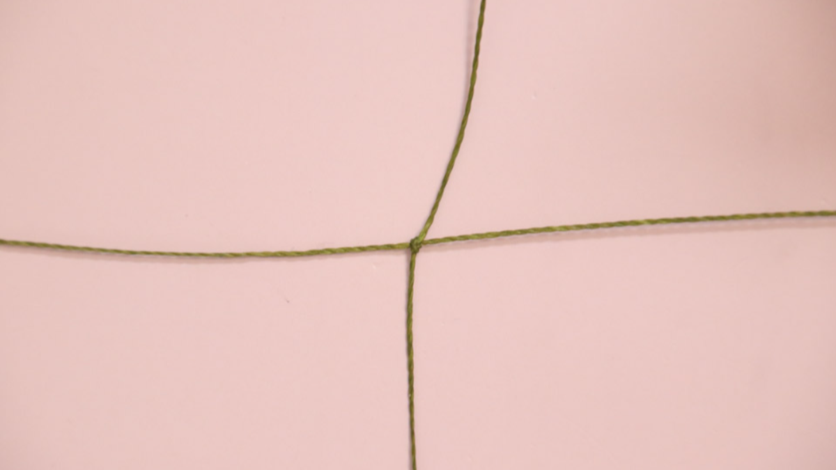 DIY Pequeña pulsera de micro macramé caqui con cuentas doradas : Paso 1