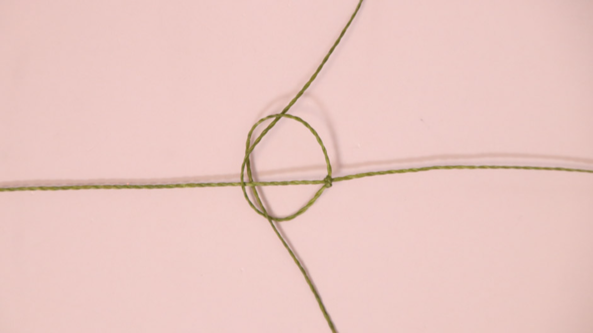 DIY Pequeña pulsera de micro macramé caqui con cuentas doradas : Paso 2