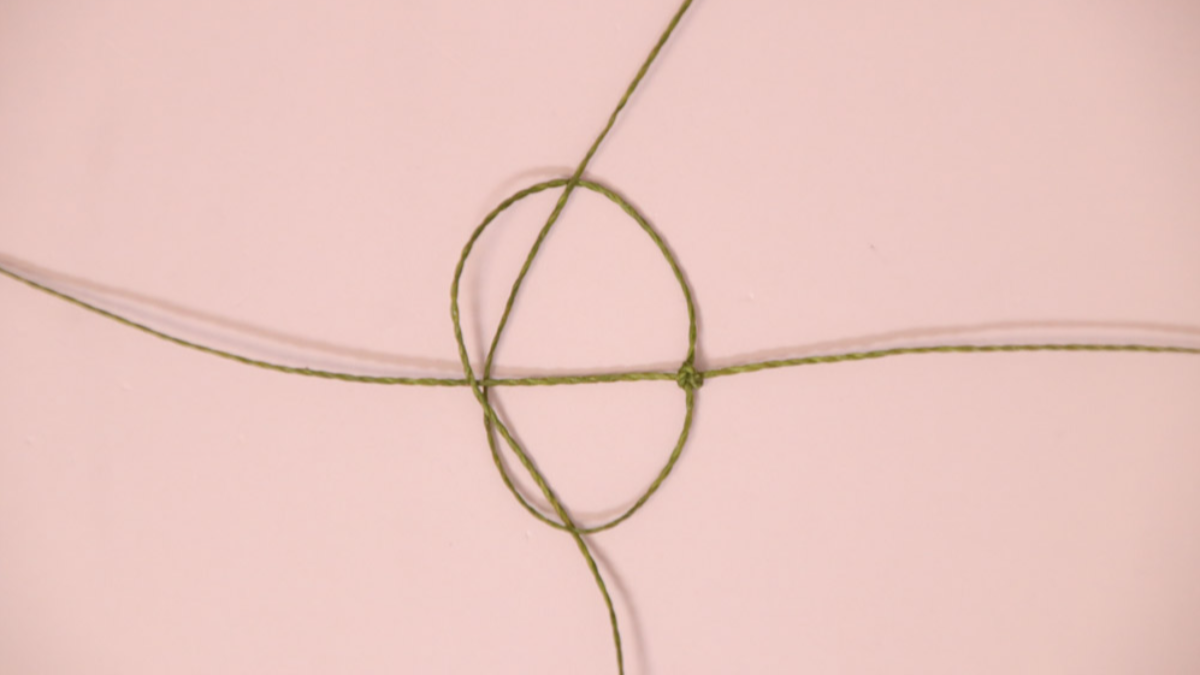 DIY Pequeña pulsera de micro macramé caqui con cuentas doradas : Paso 3