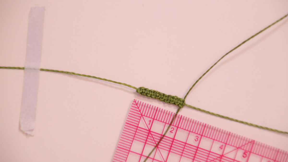 DIY Pequeña pulsera de micro macramé caqui con cuentas doradas : Paso 4
