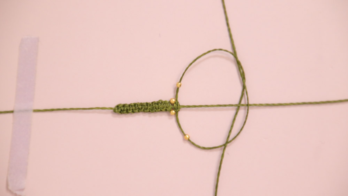 DIY Pequeña pulsera de micro macramé caqui con cuentas doradas : Paso 5