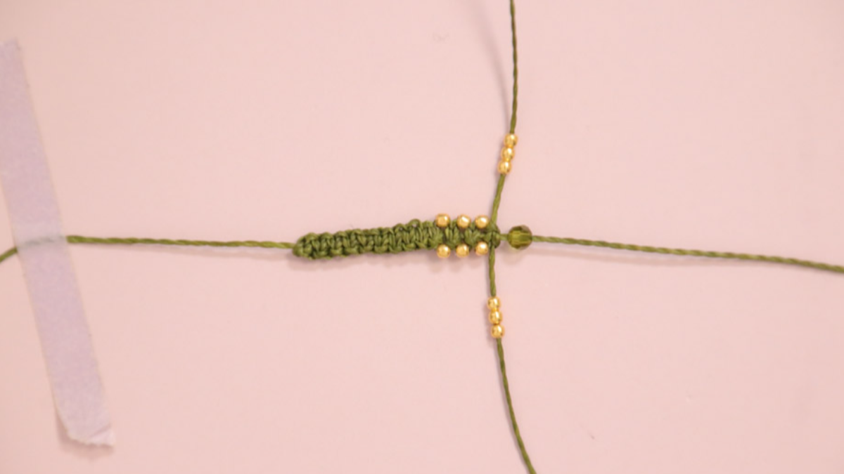 DIY Pequeña pulsera de micro macramé caqui con cuentas doradas : Paso 7