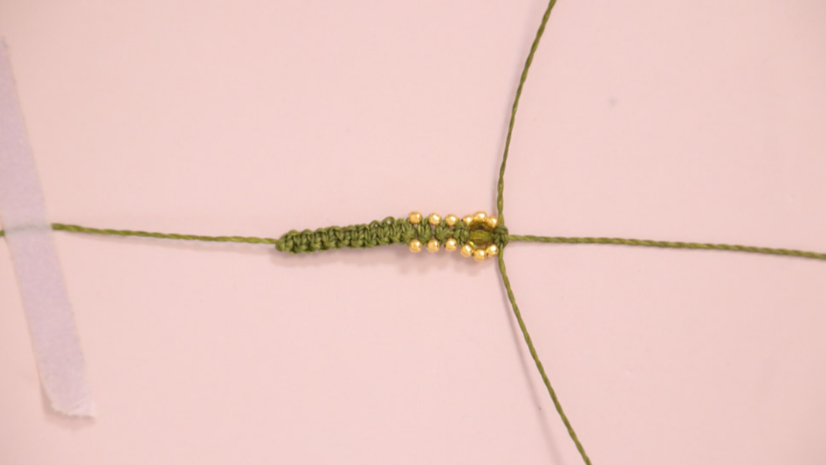 DIY Pequeña pulsera de micro macramé caqui con cuentas doradas : Paso 8