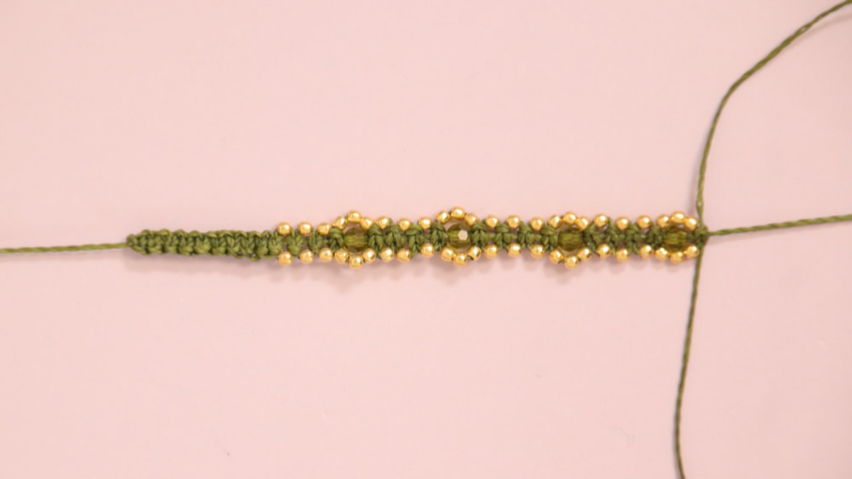 DIY Pequeña pulsera de micro macramé caqui con cuentas doradas : Paso 9