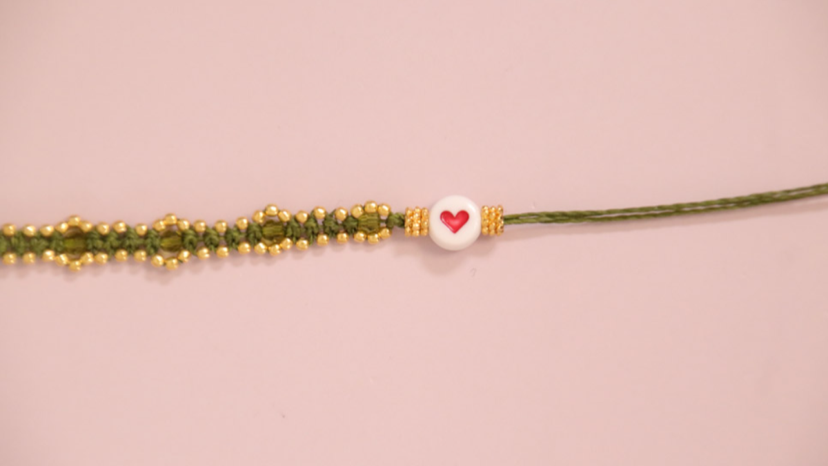 DIY Pequeña pulsera de micro macramé caqui con cuentas doradas : Paso 10