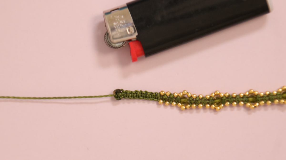 DIY Pequeña pulsera de micro macramé caqui con cuentas doradas : Paso 11