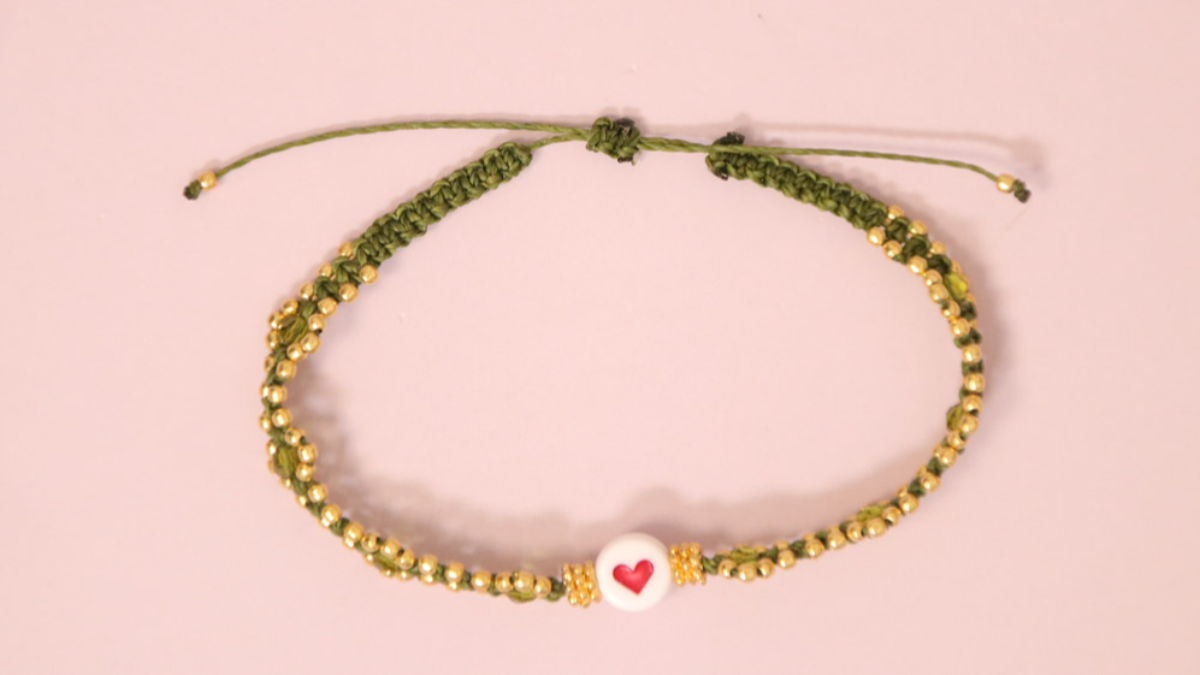 DIY Pequeña pulsera de micro macramé caqui con cuentas doradas : Paso 14