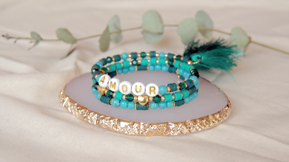 Pulsera de mensajes con muchas cuentas