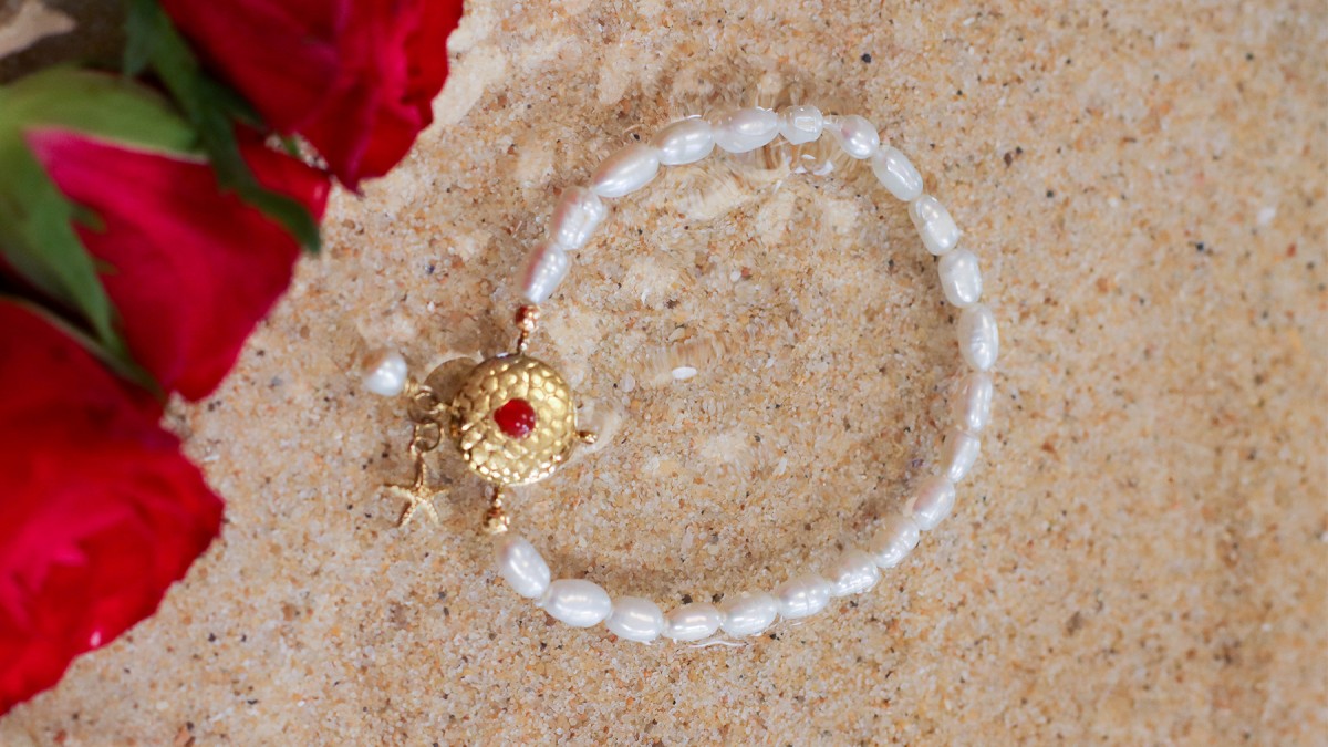 Esquema DIY Pulsera de perlas de agua dulce, colgante redondo martillado y colgante de estrella de mar en acero inoxidable