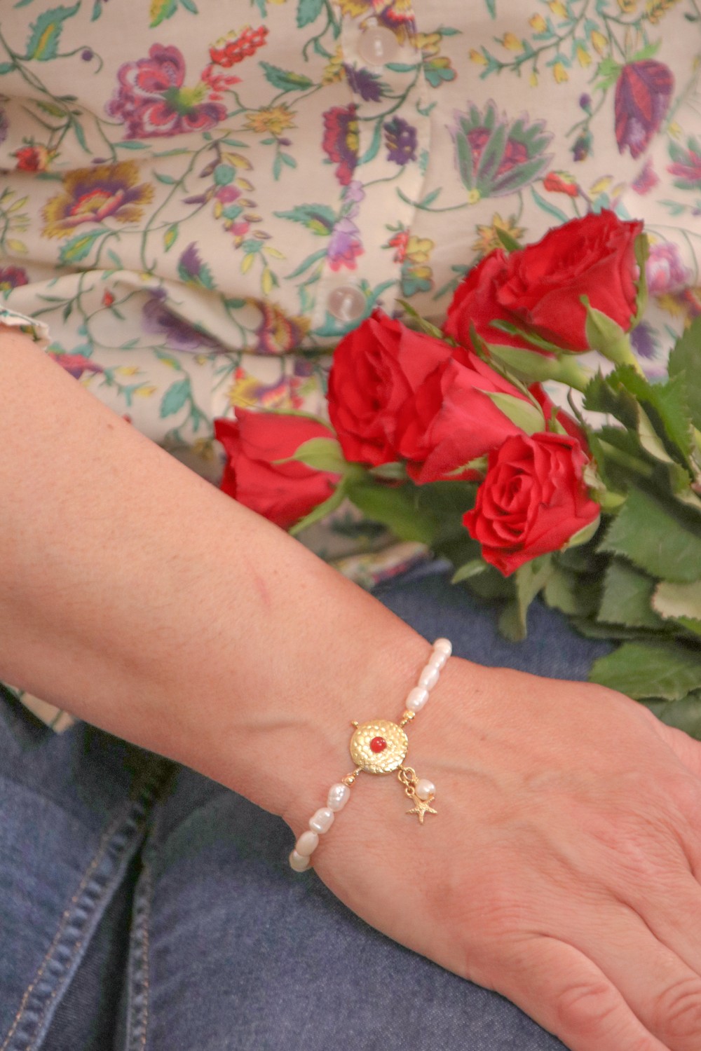 Esquema DIY Pulsera de perlas de agua dulce, colgante redondo martillado y colgante de estrella de mar en acero inoxidable