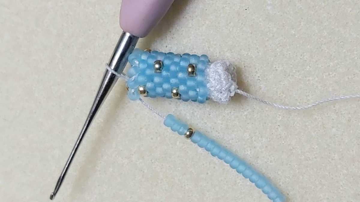 Juego de pulseras de ganchillo en espiral Miyuki con cuentas : Paso 8