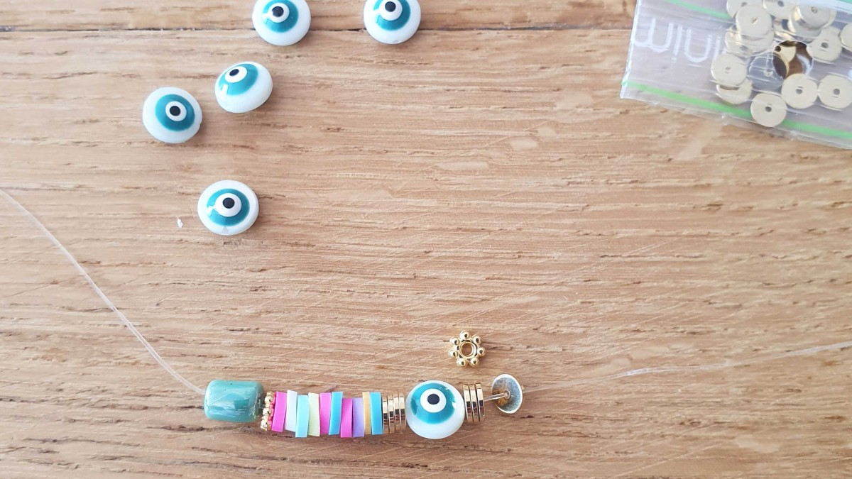 Tobillera de mujer con cuentas de heishi y conchas de cauri : Paso 1