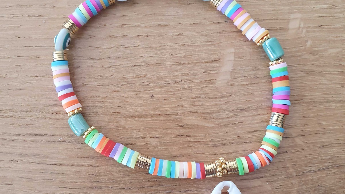 Tobillera de mujer con cuentas de heishi y conchas de cauri : Paso 2