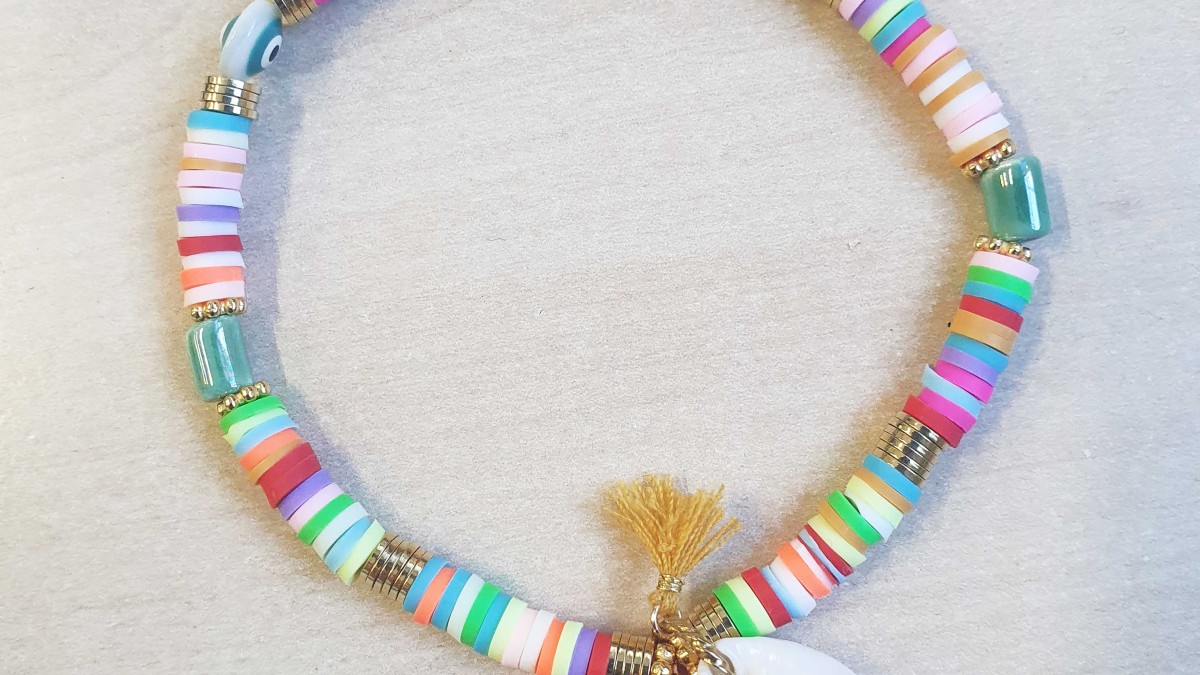 Tobillera de mujer con cuentas de heishi y conchas de cauri : Paso 3