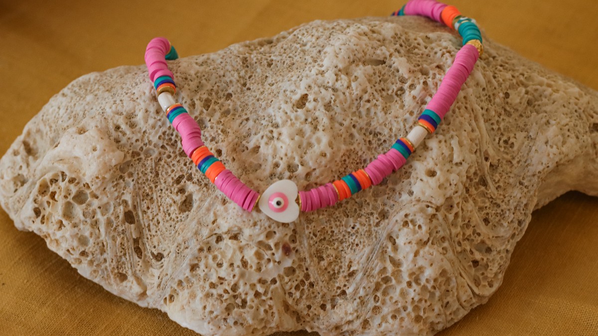 Esquema Collar surfista de mujer con cuentas de heishi y ojo