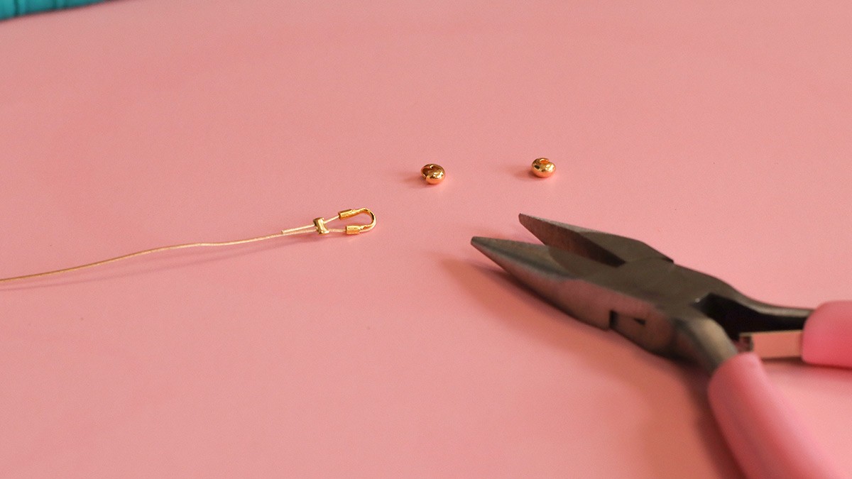 Collar surfista de mujer con cuentas de heishi y ojo : Paso 1