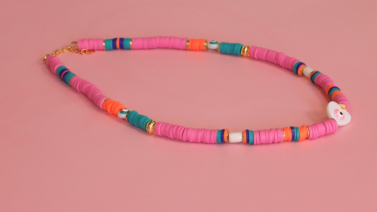 Collar surfista de mujer con cuentas de heishi y ojo : Paso 2