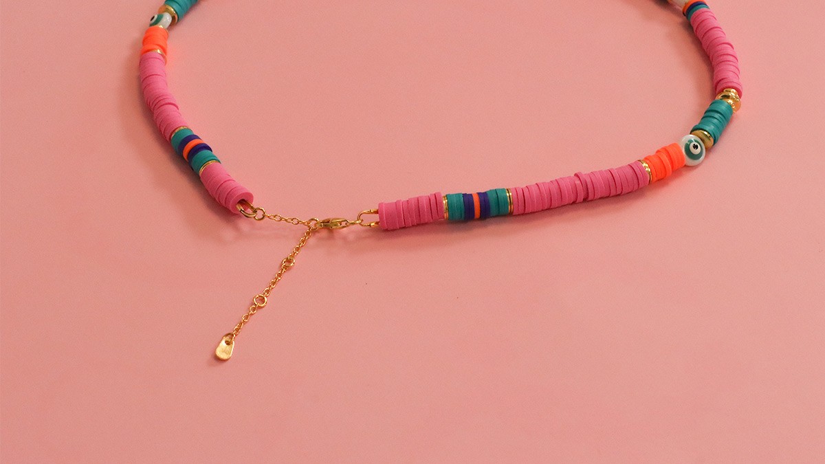 Collar surfista de mujer con cuentas de heishi y ojo : Paso 3