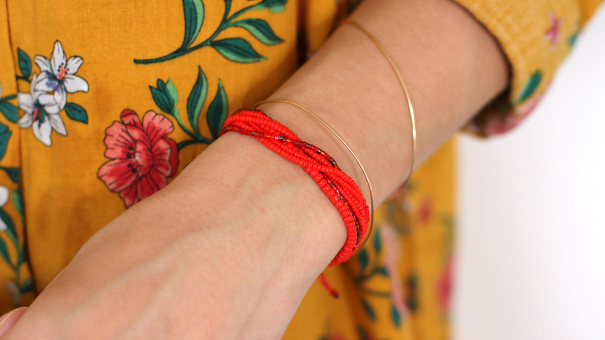 Esquema Pulsera de varios hilos con cuentas de semillas rojas