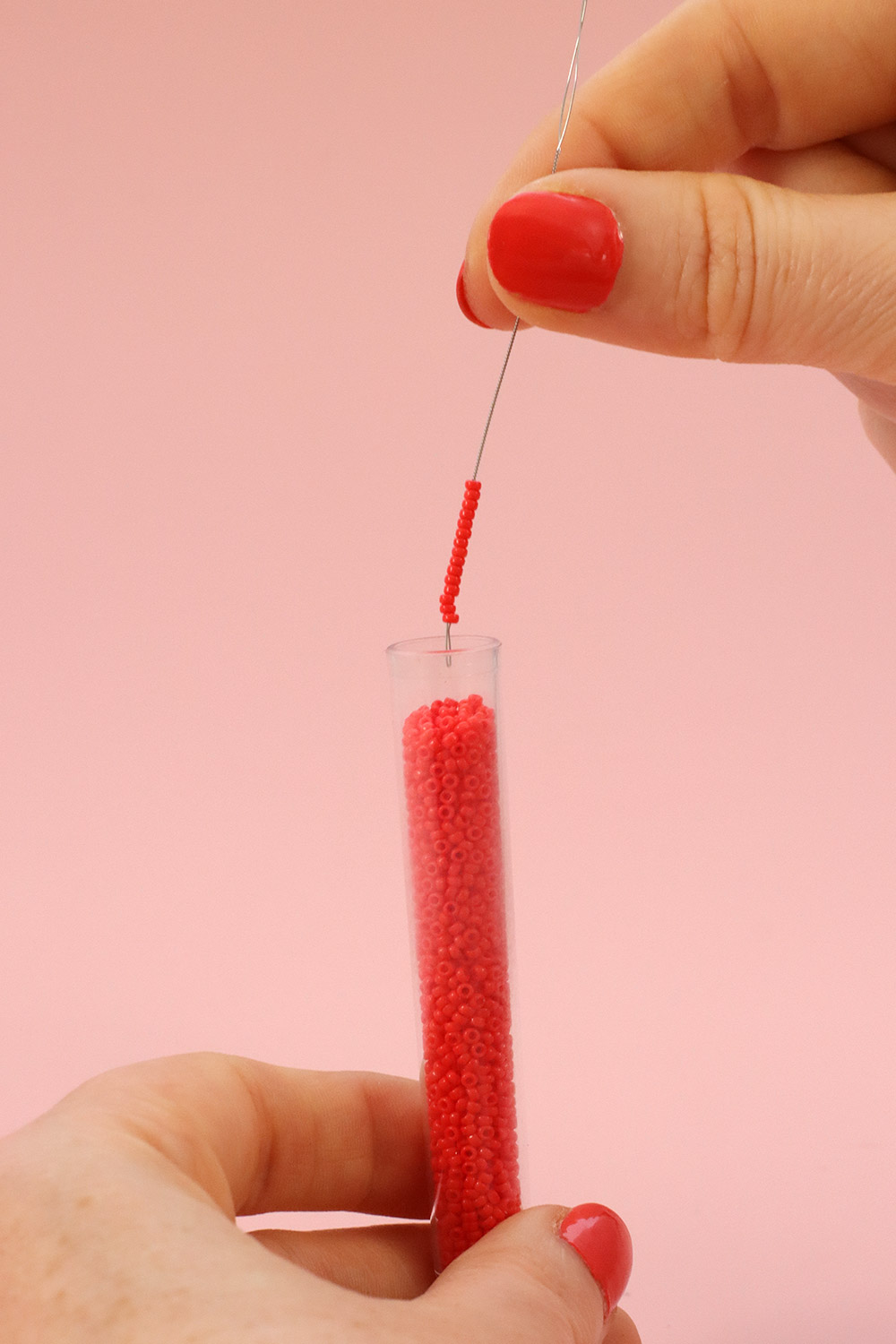 Esquema Pulsera de varios hilos con cuentas de semillas rojas