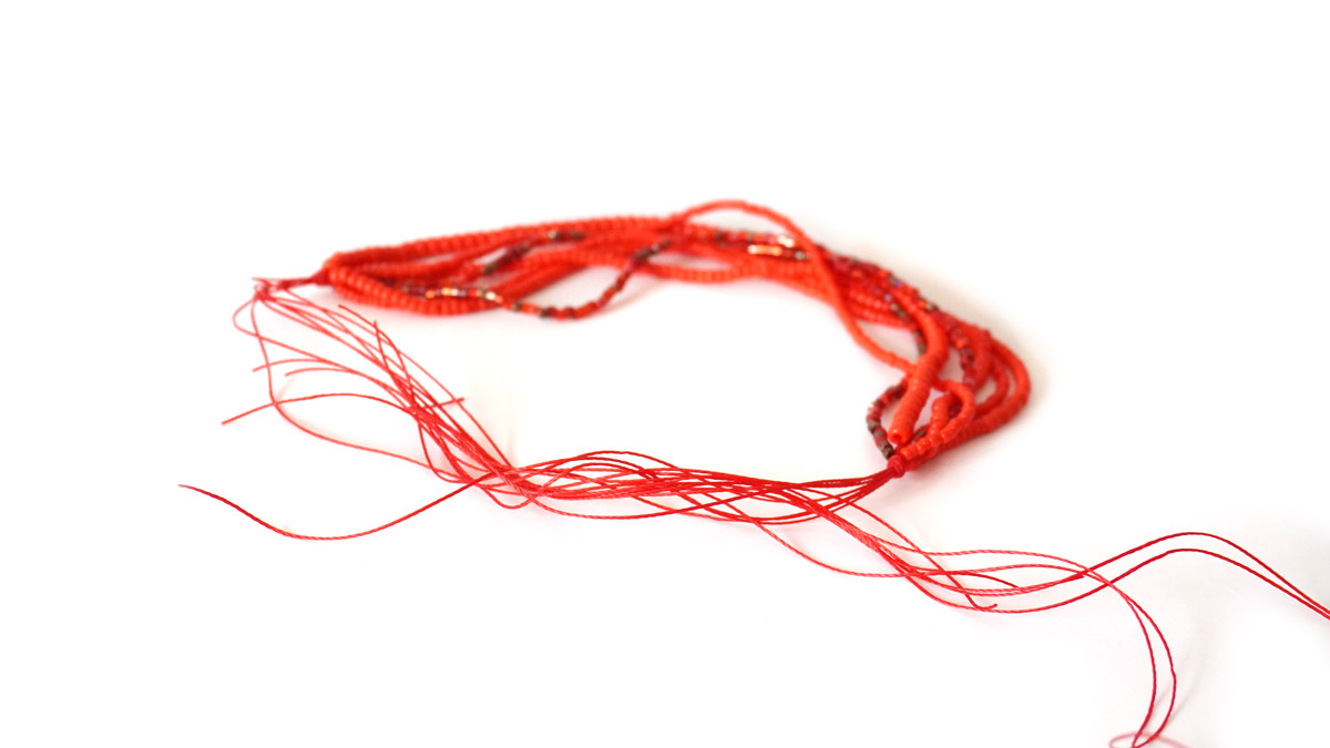 Pulsera de varios hilos con cuentas de semillas rojas : Paso 3