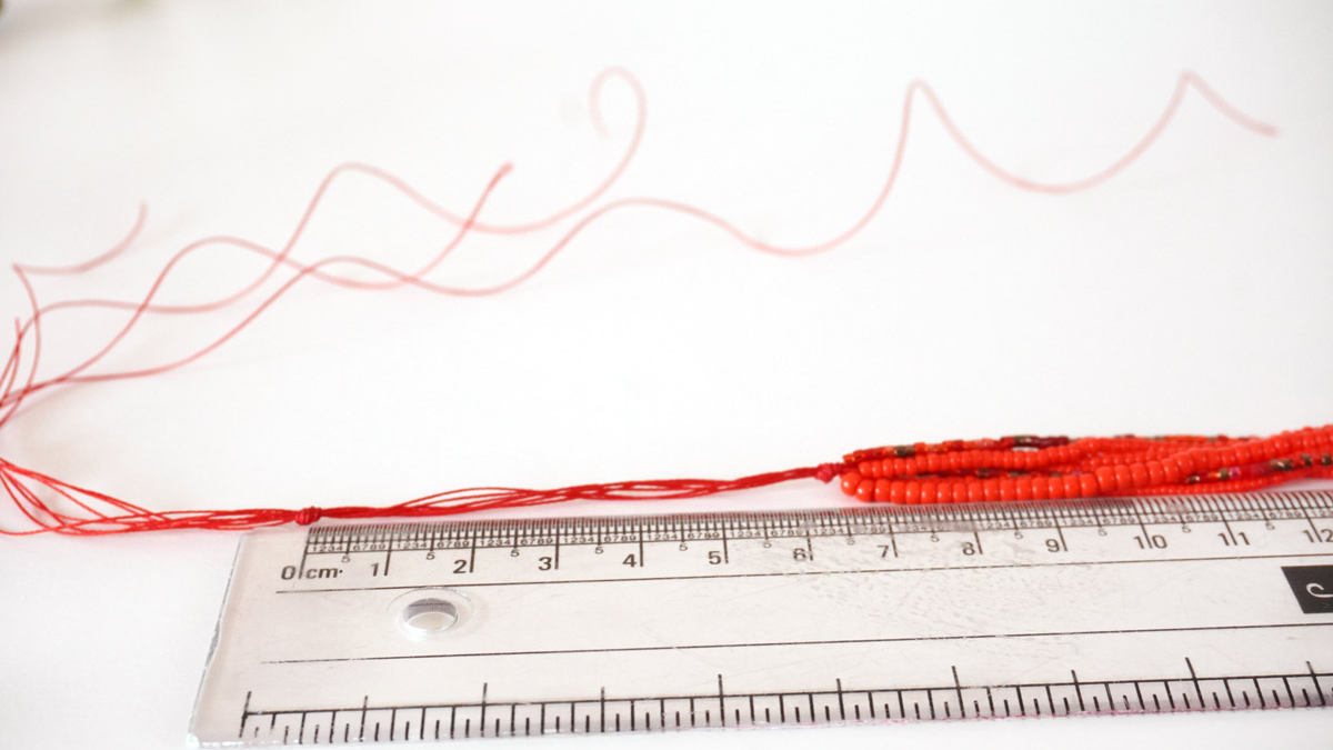 Pulsera de varios hilos con cuentas de semillas rojas : Paso 4