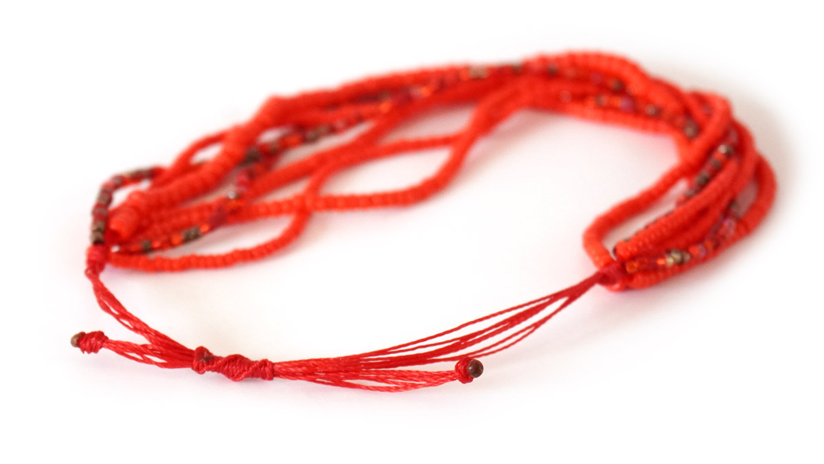 Pulsera de varios hilos con cuentas de semillas rojas : Paso 6