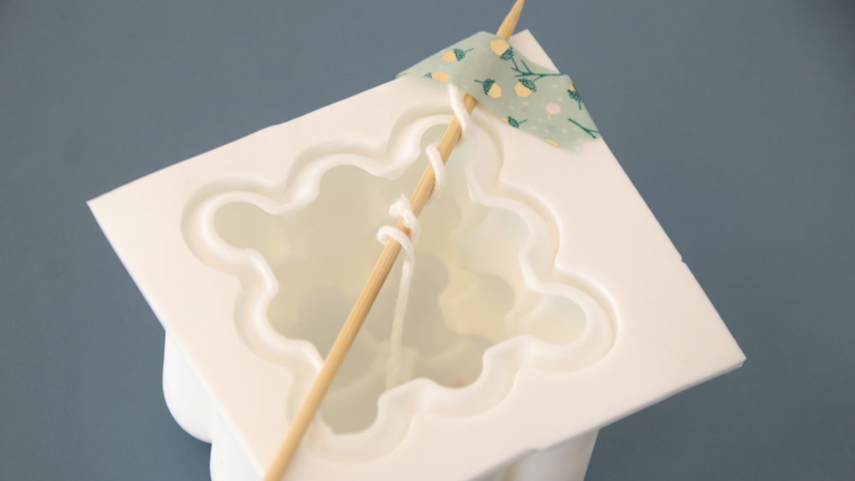 DIY Velas de burbujas perfumadas con lanvande y flores secas : Paso 2