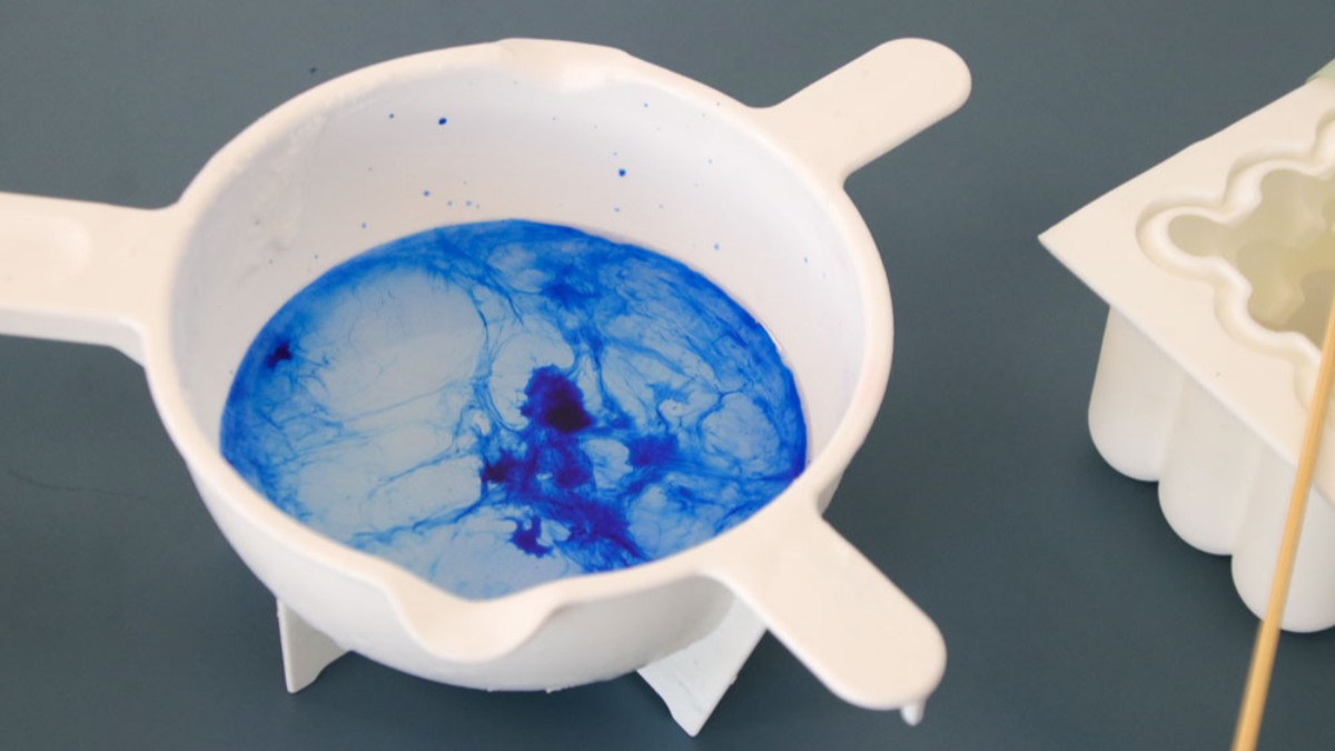 DIY Velas de burbujas perfumadas con lanvande y flores secas : Paso 4