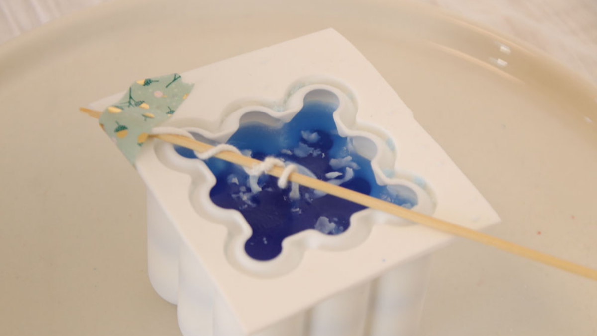 DIY Velas de burbujas perfumadas con lanvande y flores secas : Paso 5