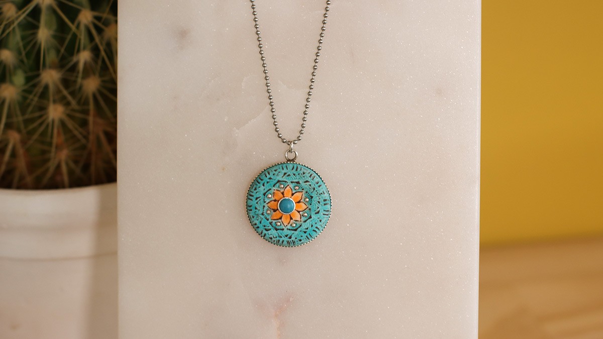 Colgante de mandala polimérico con engaste de plata