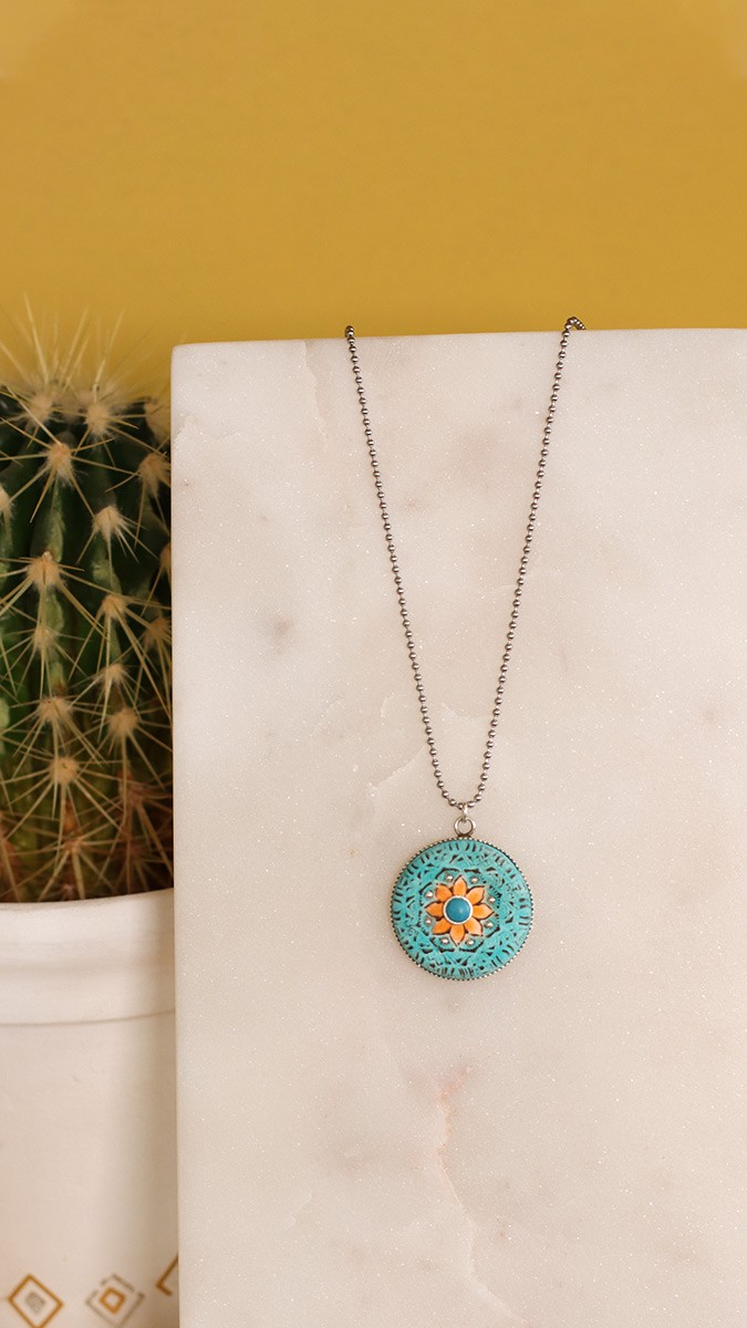 Esquema Colgante de mandala polimérico con engaste de plata