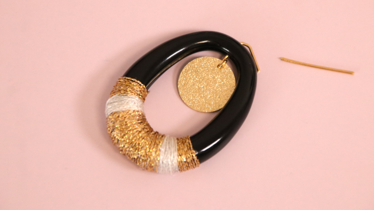 Dúo de pendientes DIY dorados y negros : Paso 4