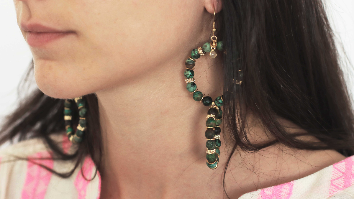 Originales pendientes de doble aro con piedras preciosas