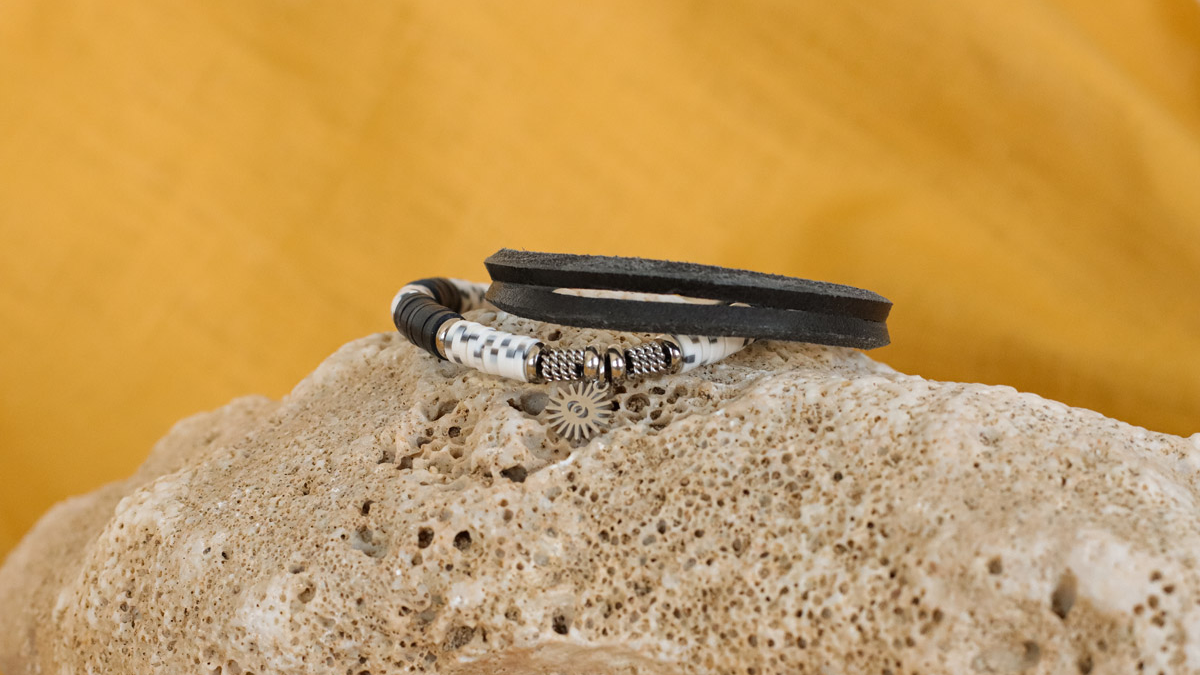 Esquema Dúo de pulseras de cordón de cuero y cuentas de dálmata heishi Esquema Dúo de pulseras de cordón de cuero y cuentas de dálmata heishi