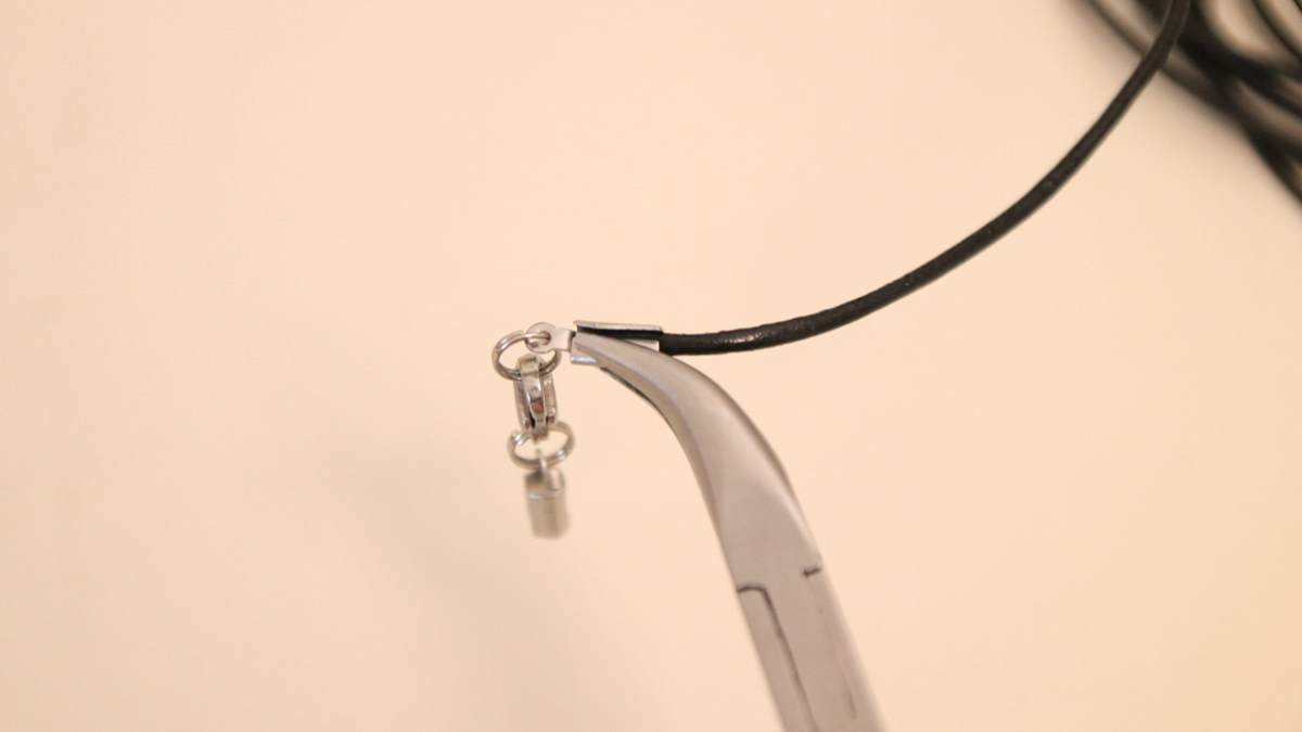 Dúo de pulseras de cordón de cuero y cuentas de dálmata heishi : Paso 1 Dúo de pulseras de cordón de cuero y cuentas de dálmata heishi : Paso 1