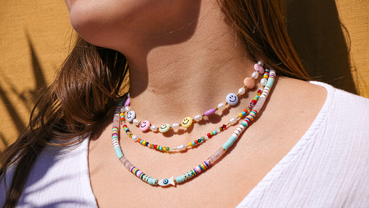Coloridos collares DIY para el verano con cuentas de heishi y smiley