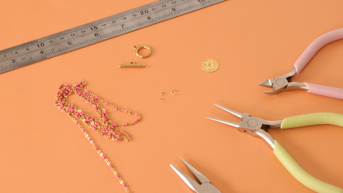 Joya 3 en 1 con cadena de acero inoxidable, cuentas de resina fucsia y charm de astro signo : Paso 1